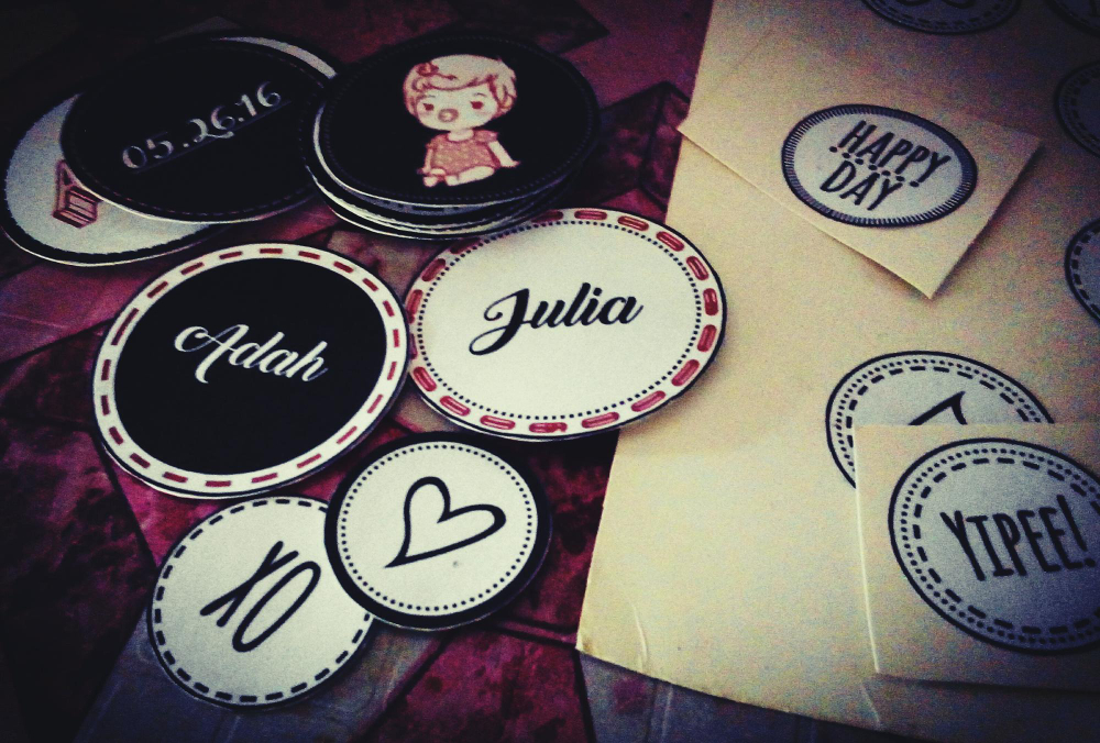 Création d’autocollants et stickers personnalisés, impression haute qualité pour vos supports.